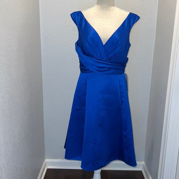 David's Bridal
Horizon Blue Polyester Short Satin Off The Shoulder A Line
Sz 10 - Picture 1 of 7